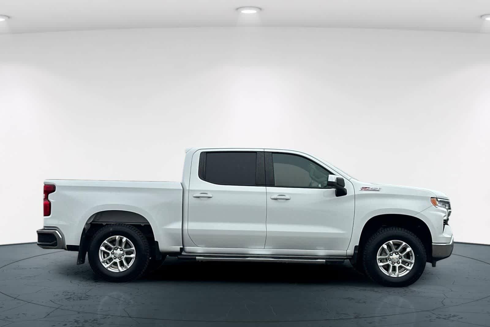 Used 2022 Chevrolet Silverado 1500 LT w/ Z71 Off-Road Package AWD/4WD image 6