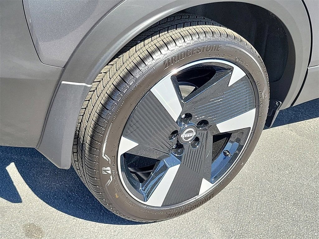 New 2026 Nissan Kicks SR w/ SR Premium Package FWD image 3