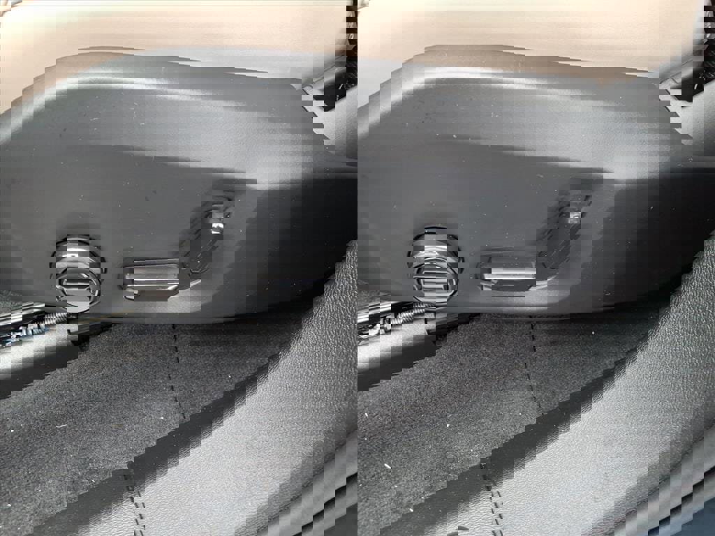 New 2026 Volvo XC60 B5 Plus w/ Protection Package Premier AWD/4WD image 17