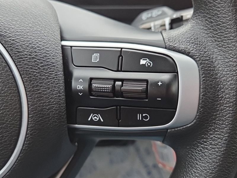 Used 2025 Kia Sportage LX AWD/4WD image 32