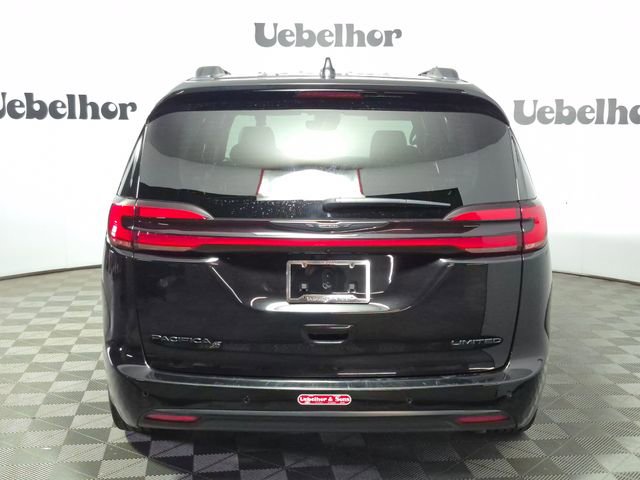 Used 2025 Chrysler Pacifica Limited image 6