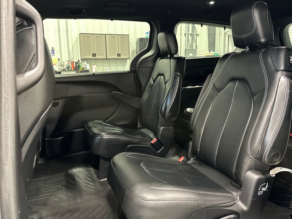 Used 2020 Chrysler Pacifica Touring-L w/ Advanced Safetytec Group image 29