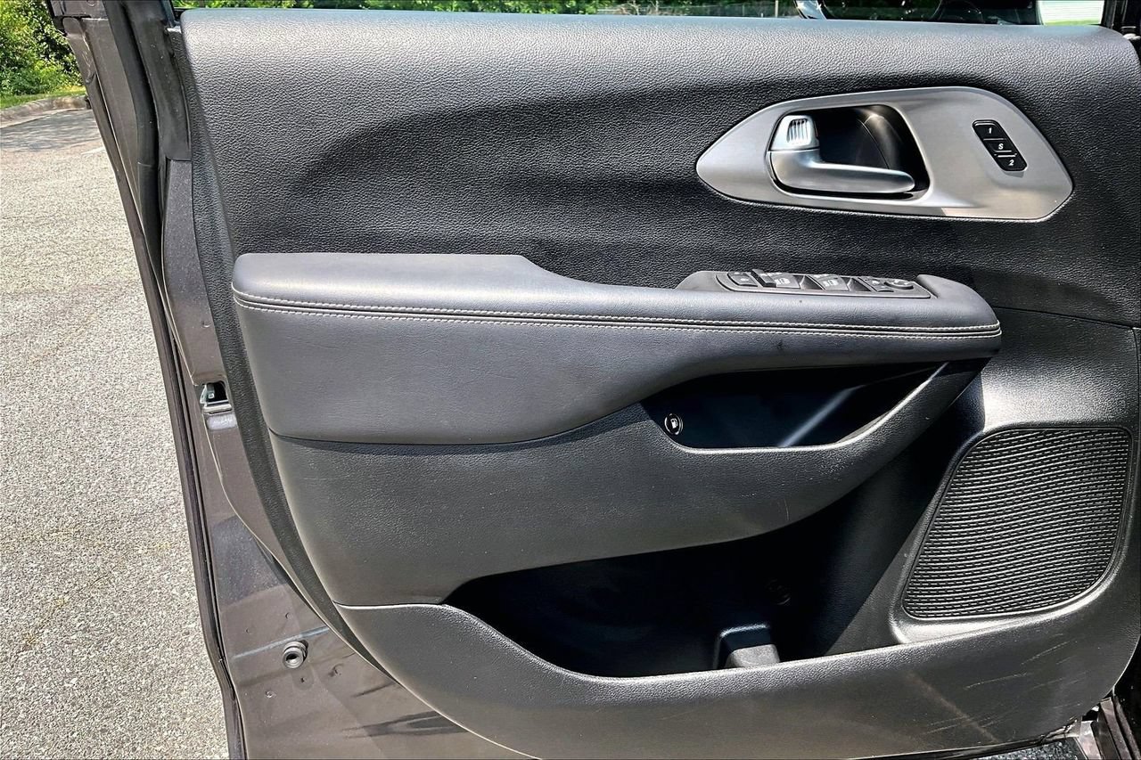 Used 2023 Chrysler Pacifica Limited w/ S Appearance Package FWD image 28