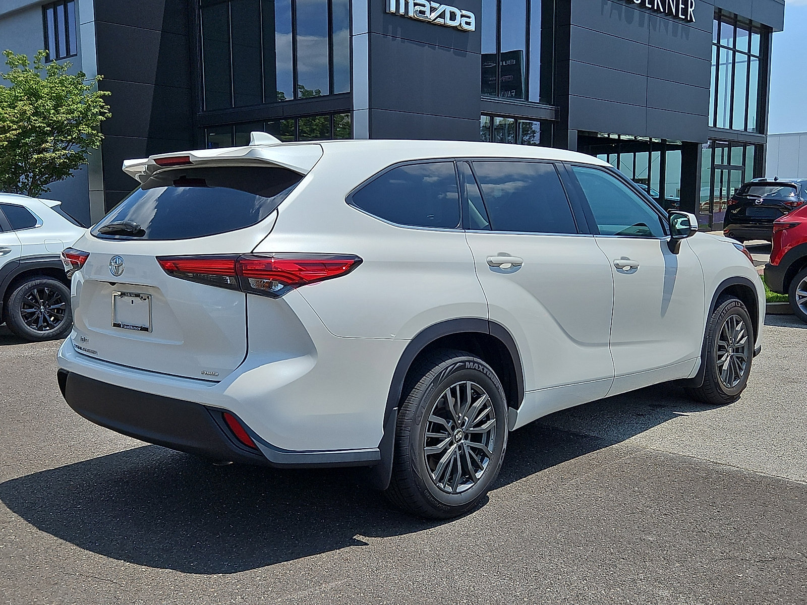 Used 2020 Toyota Highlander L AWD/4WD image 6