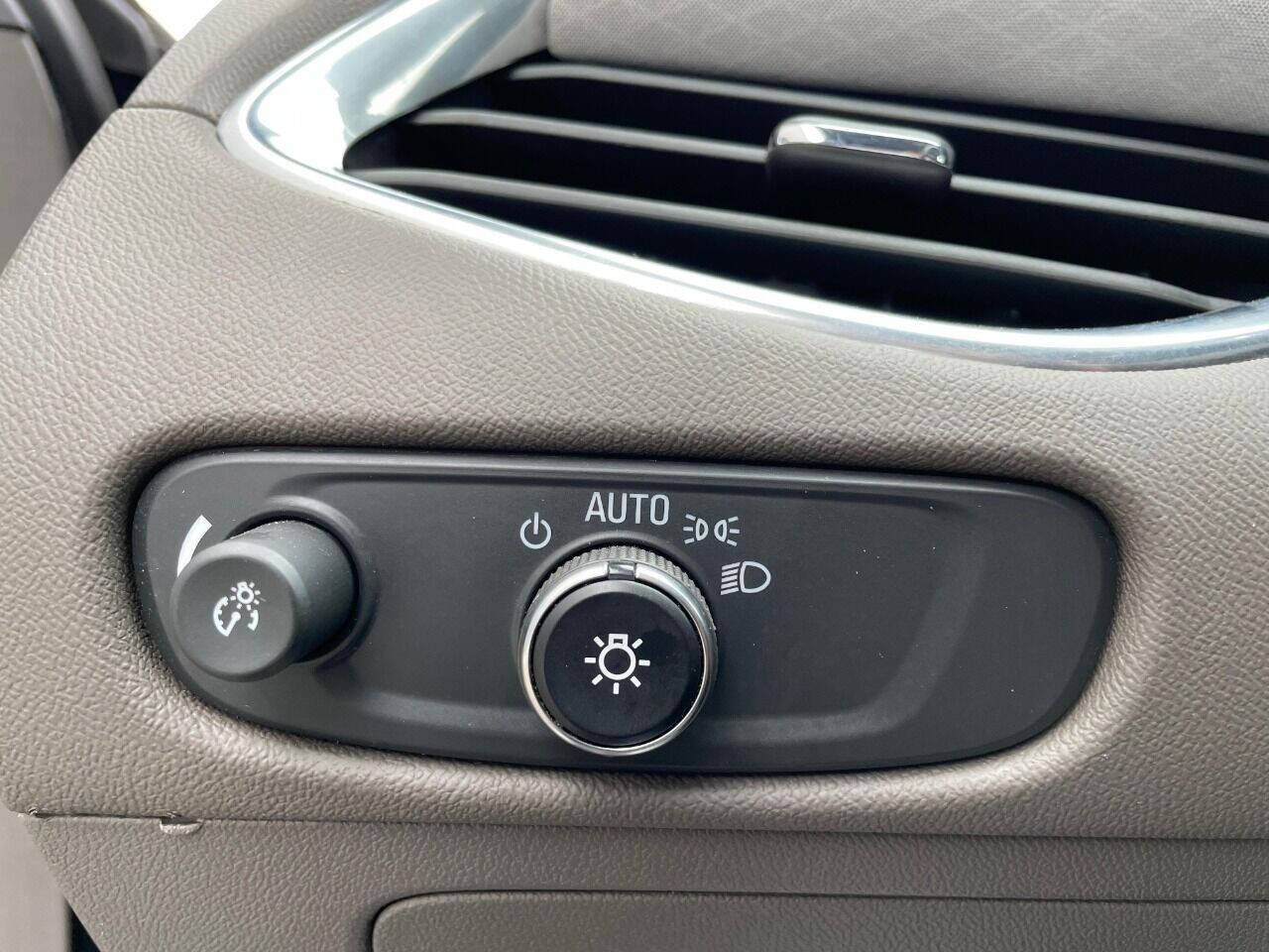 Used 2020 Chevrolet Malibu LT image 28