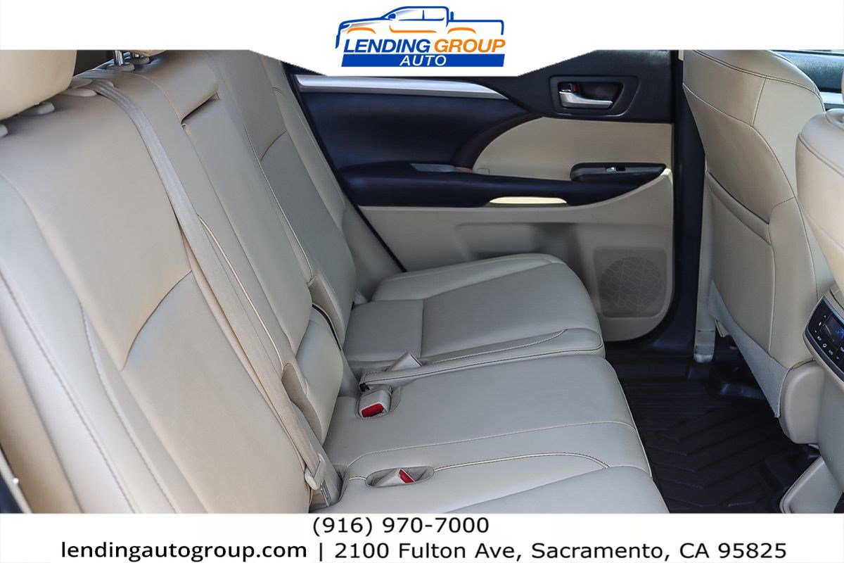 Used 2019 Toyota Highlander XLE w/ Carpet Mat Package (TMS) image 15