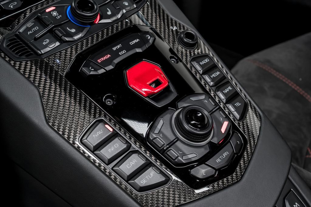 Used 2018 Lamborghini Aventador S image 28