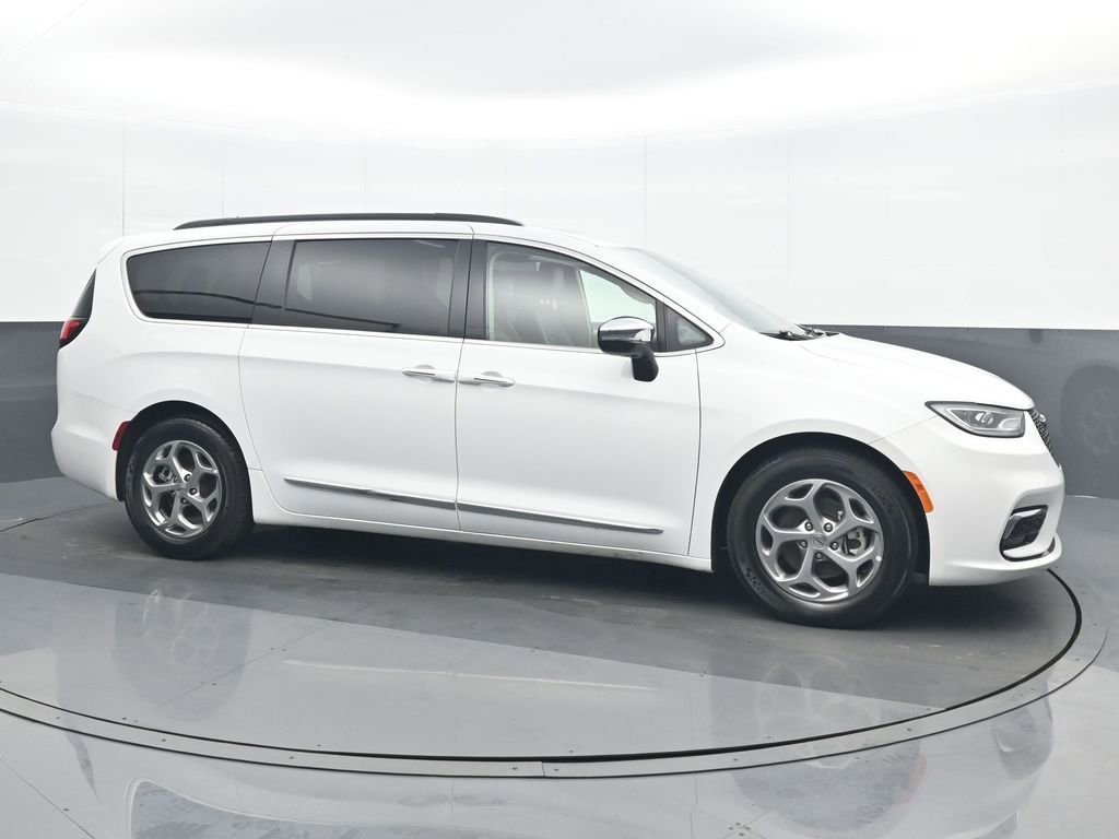 Used 2023 Chrysler Pacifica Limited image 8