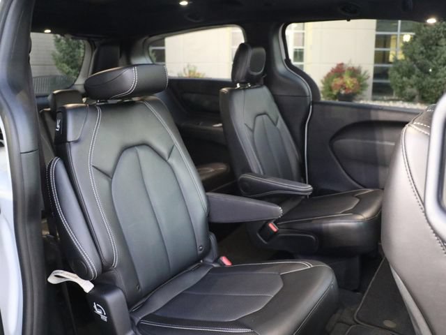 Used 2024 Chrysler Pacifica Touring-L w/ S Appearance Package FWD image 13