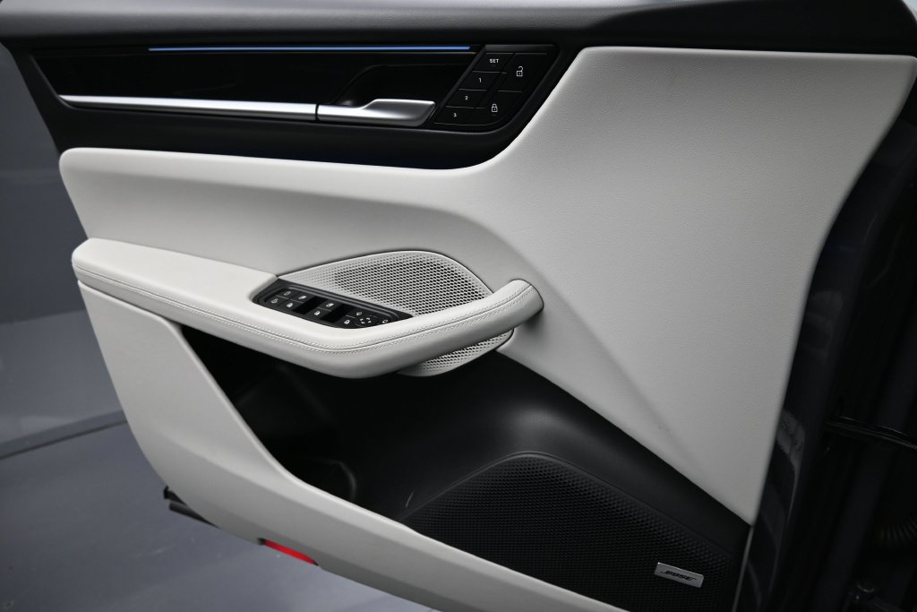 Certified 2025 Porsche Macan Electric RWD image 23