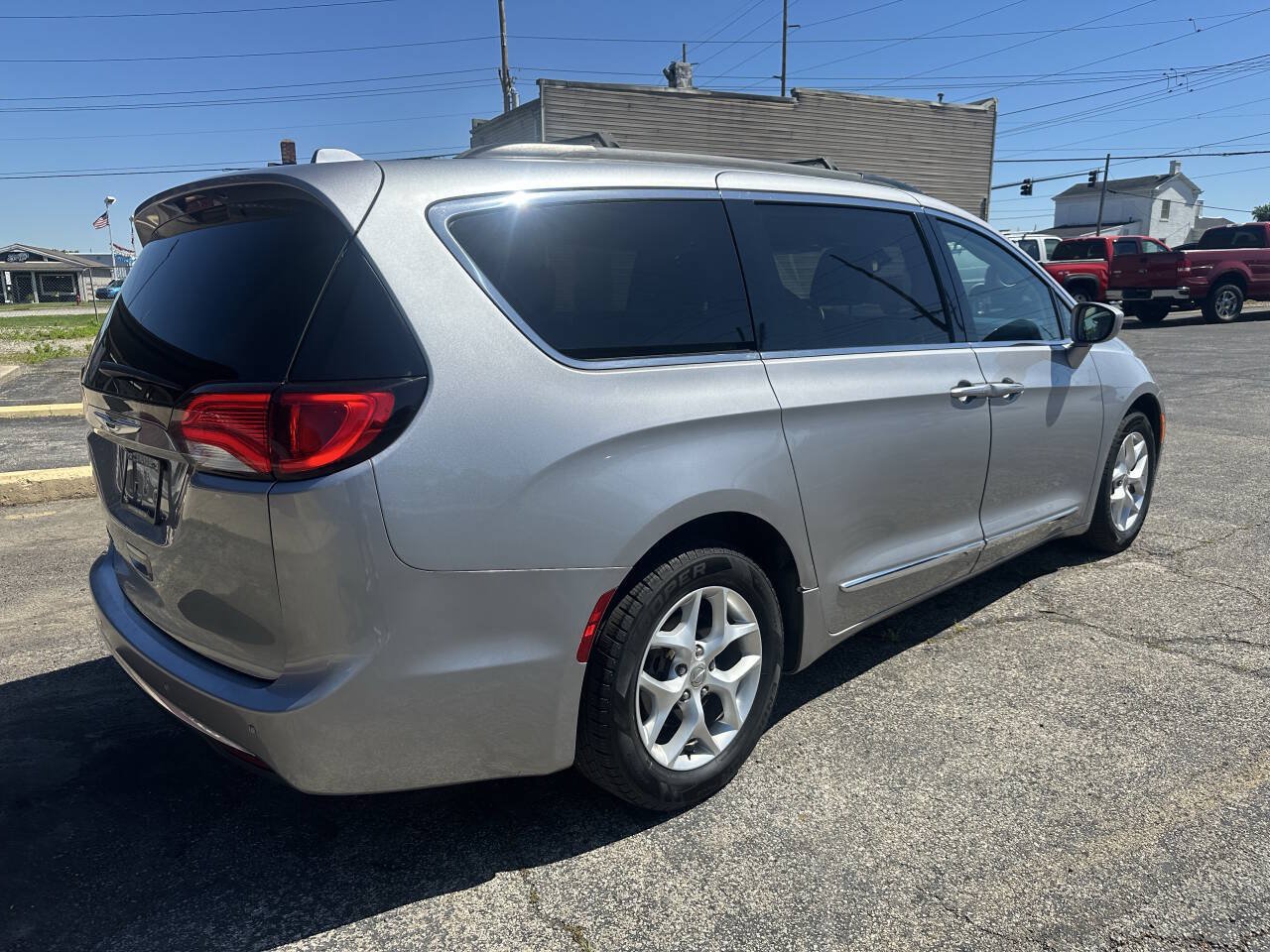 Used 2017 Chrysler Pacifica Touring-L w/ Tire & Wheel Group FWD image 4