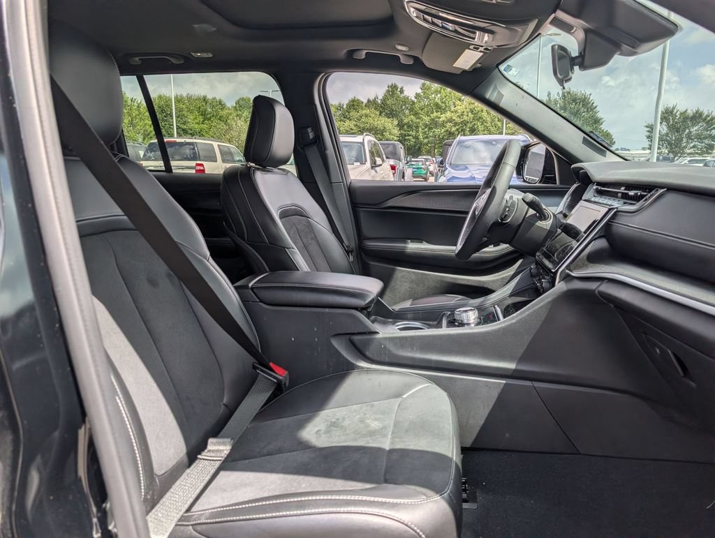 Used 2025 Jeep Grand Cherokee Altitude RWD image 30