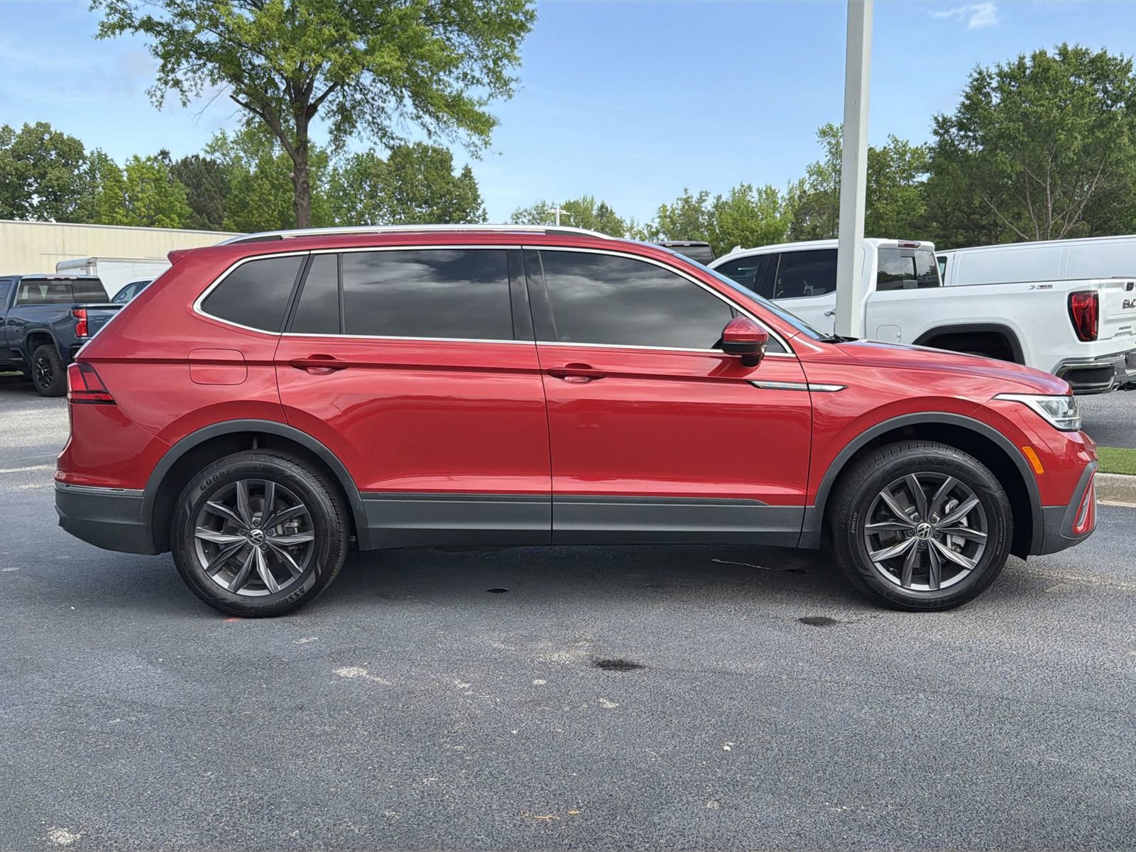 Used 2024 Volkswagen Tiguan SE image 11