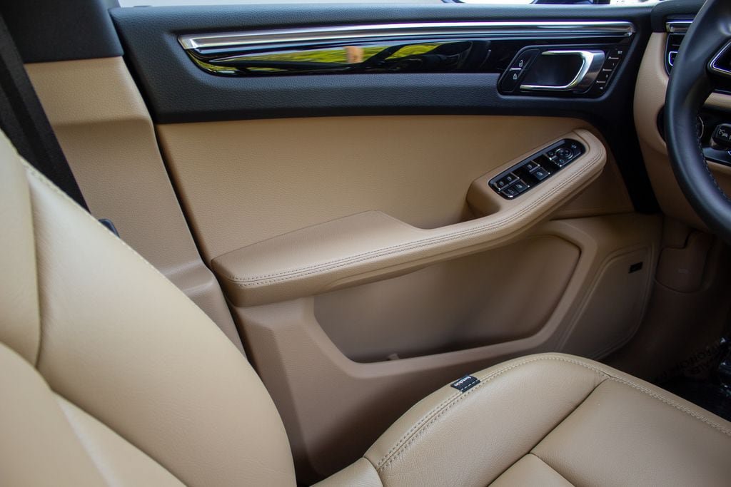 Used 2025 Porsche Macan AWD/4WD image 19