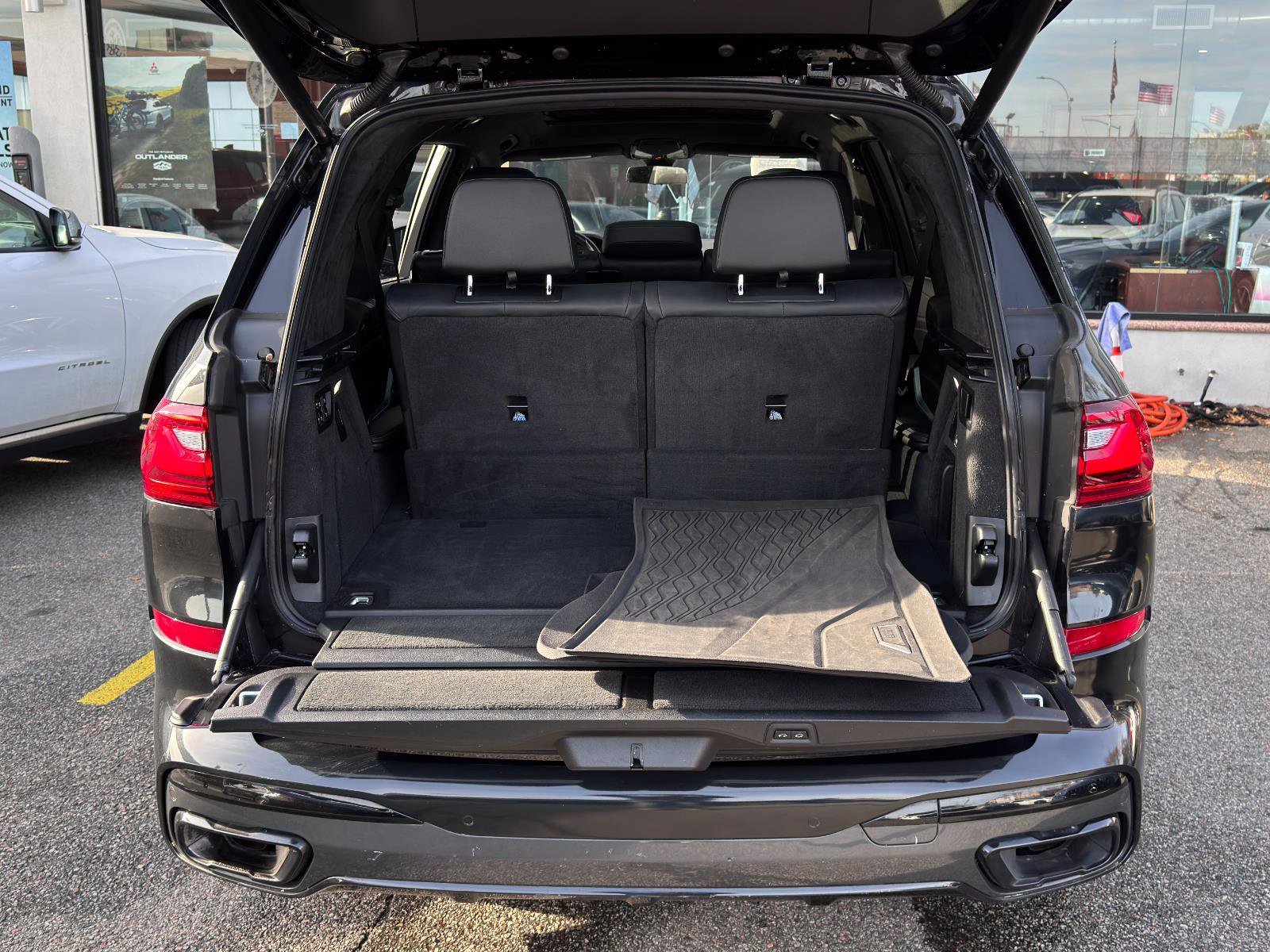 Used 2022 BMW X7 xDrive40i w/ M Sport Package image 8