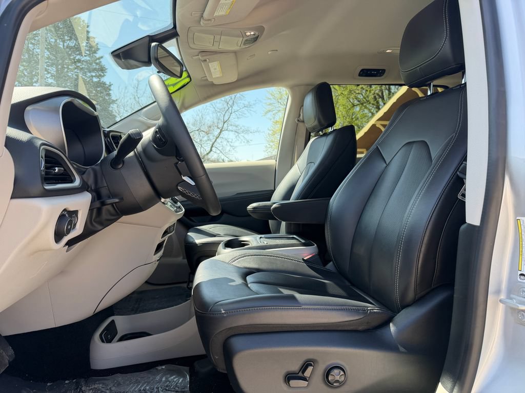Used 2024 Chrysler Pacifica Touring-L FWD image 16