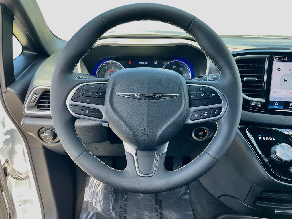 Used 2026 Chrysler Pacifica Select FWD image 11