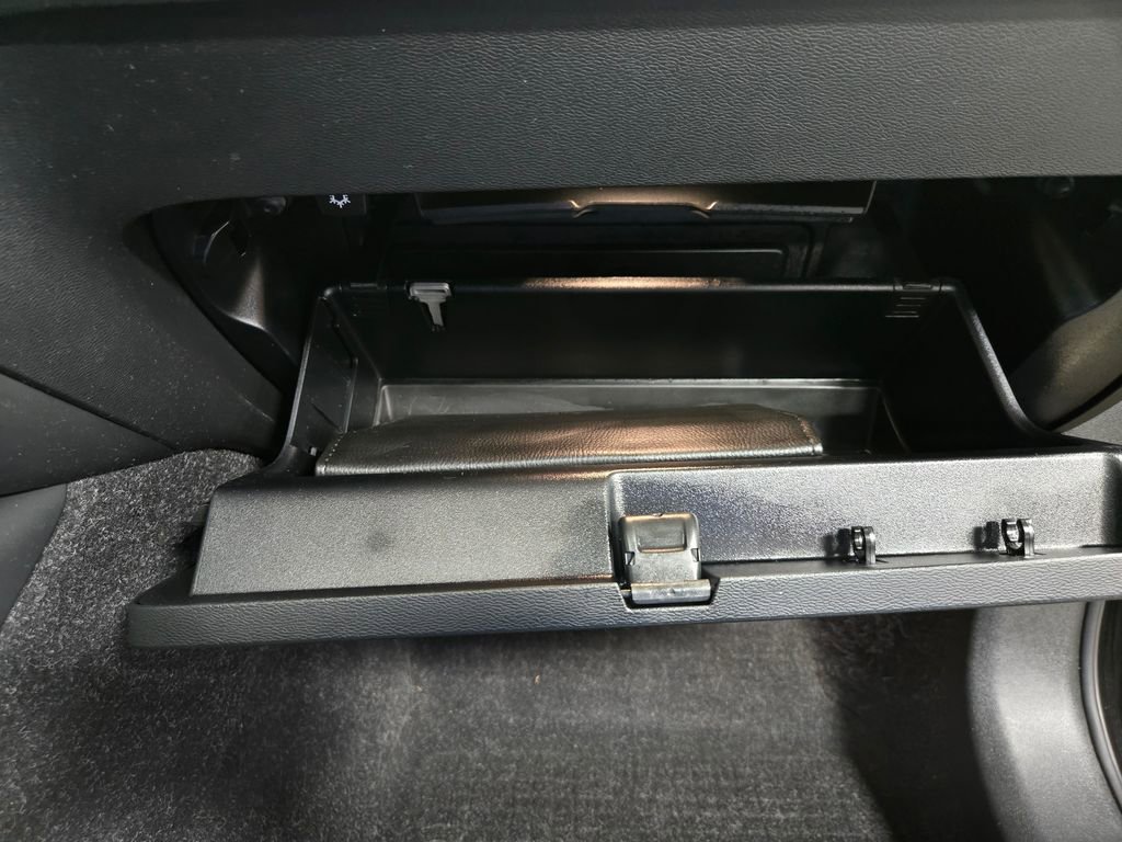 Used 2019 Volvo XC40 T5 Momentum image 57