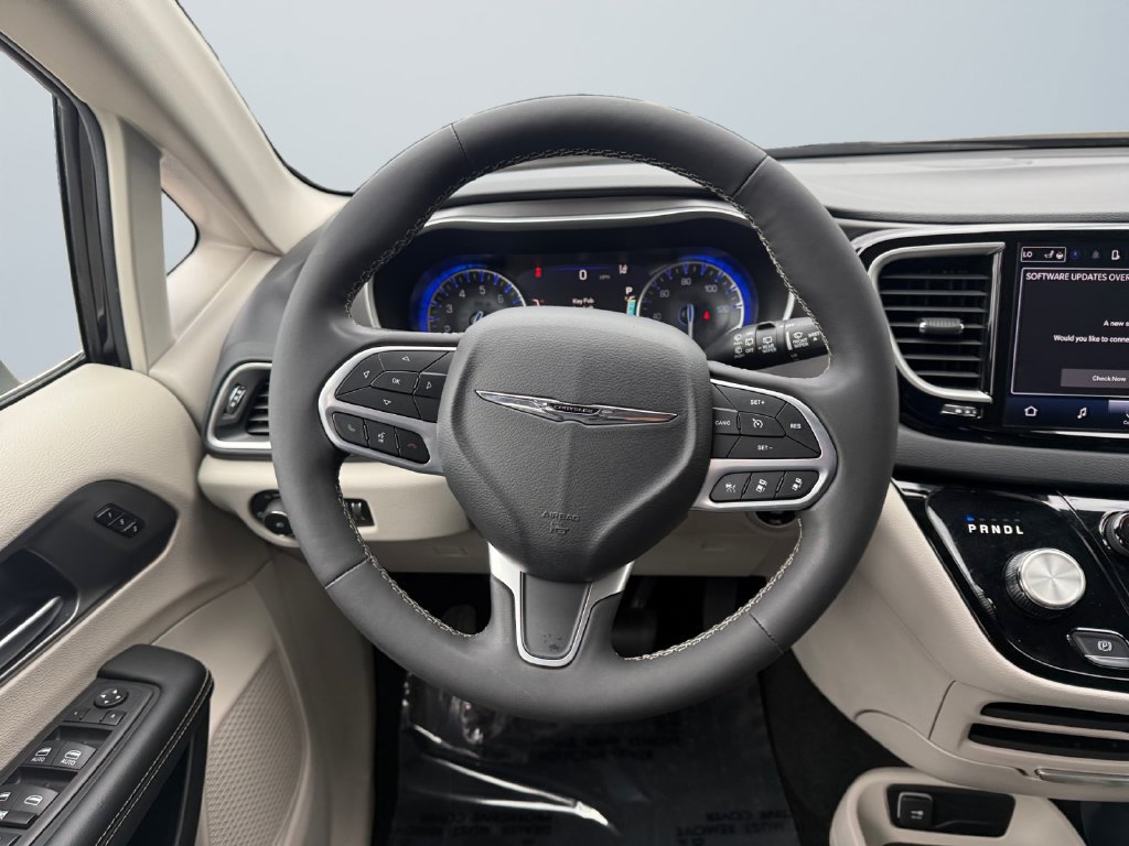 Used 2023 Chrysler Pacifica Touring-L FWD image 12