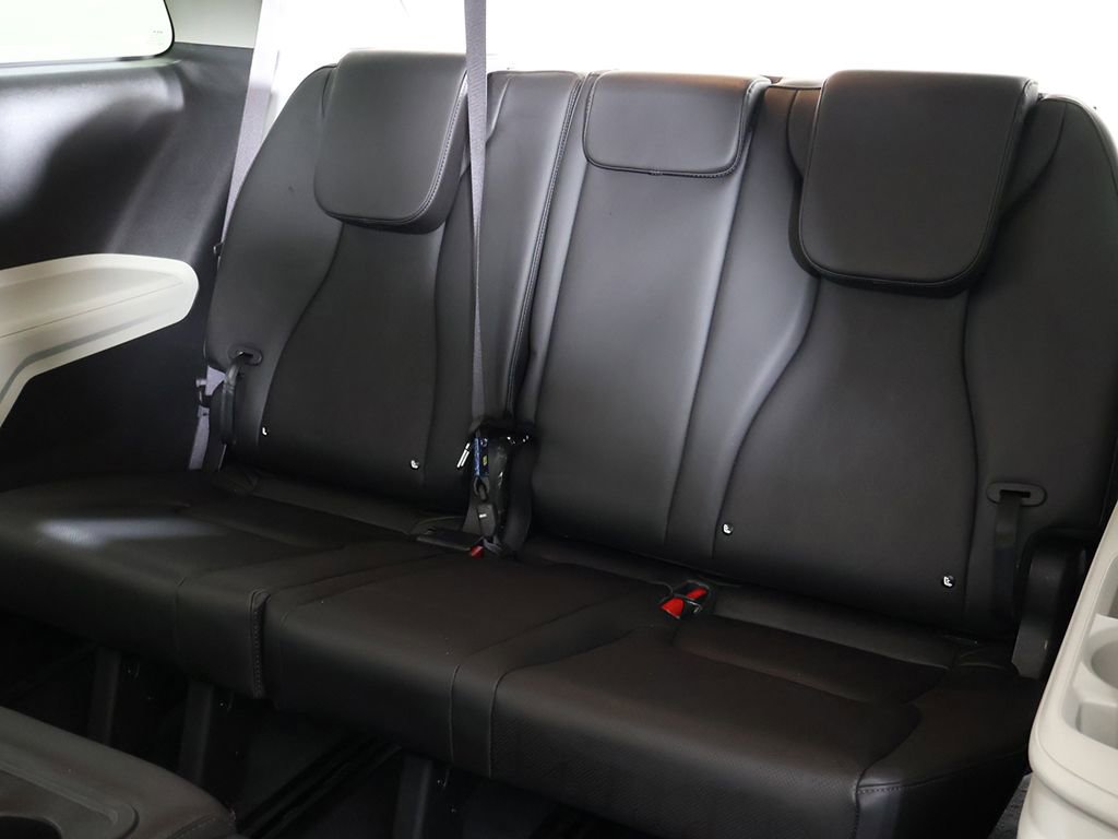 Used 2023 Kia Carnival LX image 36