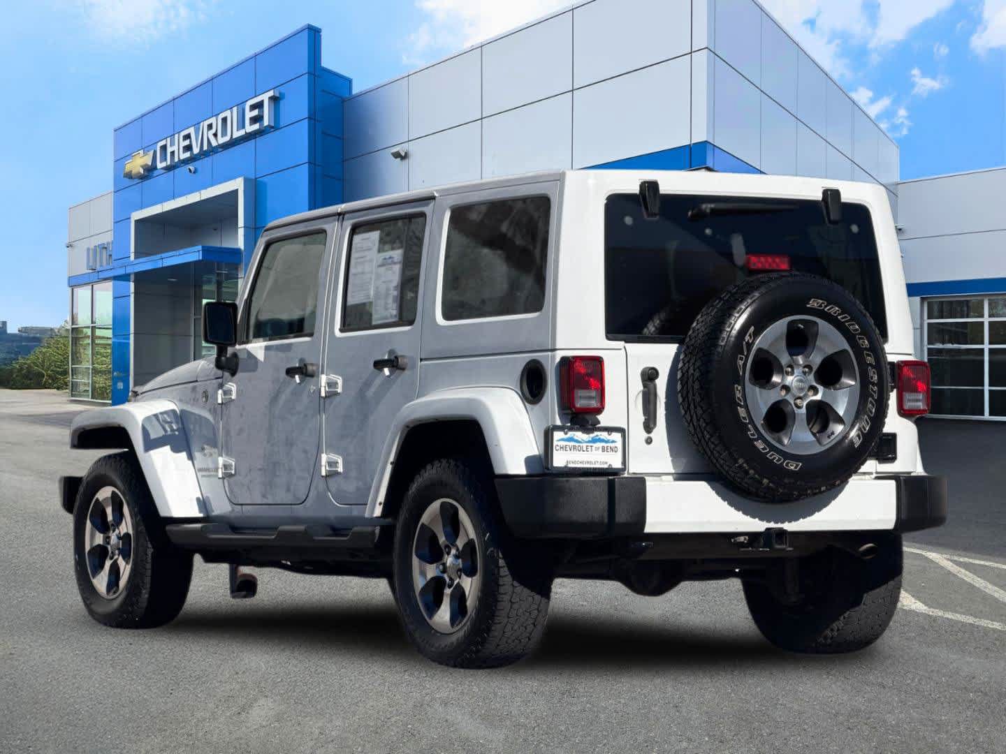 Used 2016 Jeep Wrangler Unlimited Sahara w/ Max Tow Package AWD/4WD image 6