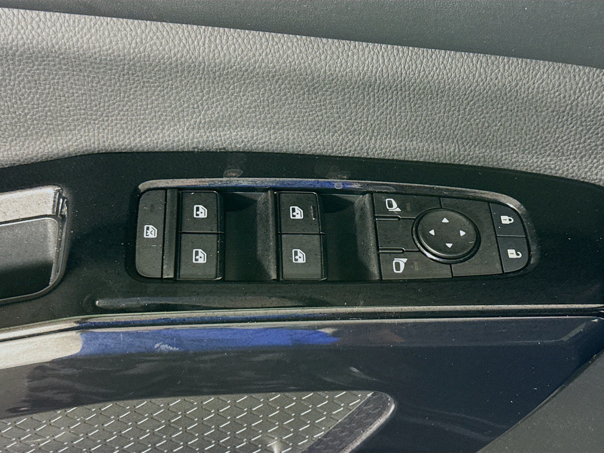 Used 2022 Nissan Pathfinder SV FWD image 24