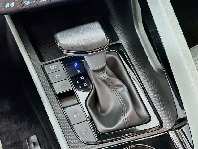 Used 2025 Hyundai Elantra Limited FWD image 16