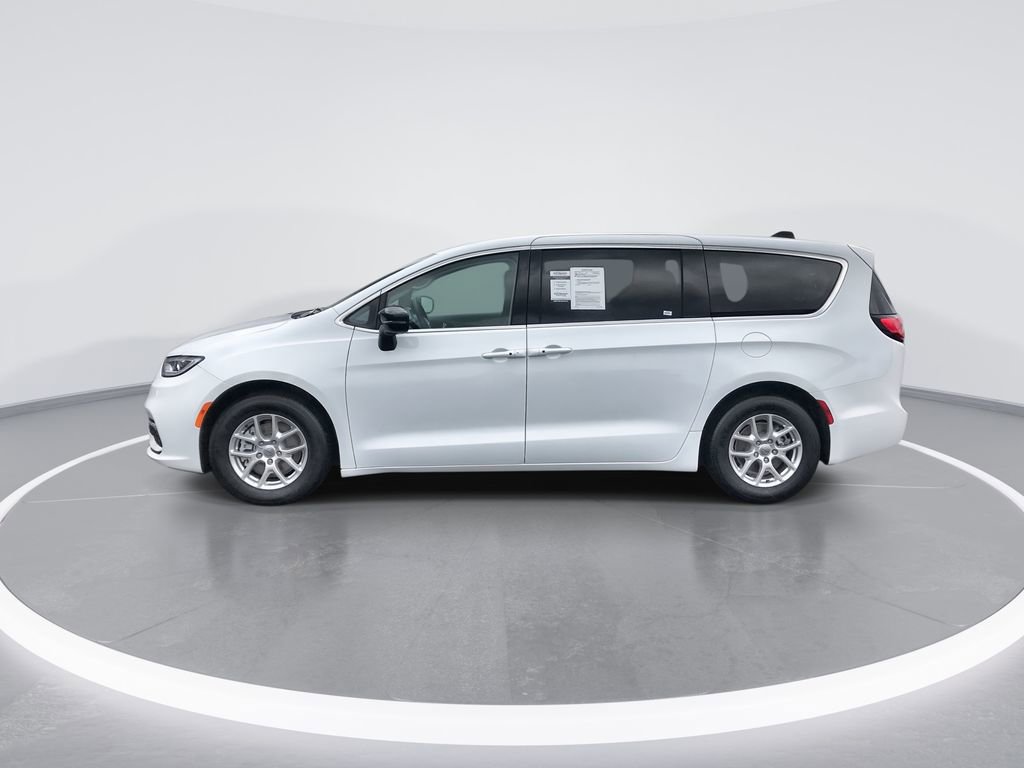 Used 2024 Chrysler Pacifica Touring-L image 5