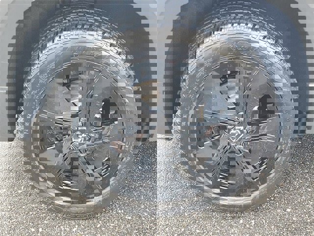 Certified 2025 Volkswagen Taos SE image 5