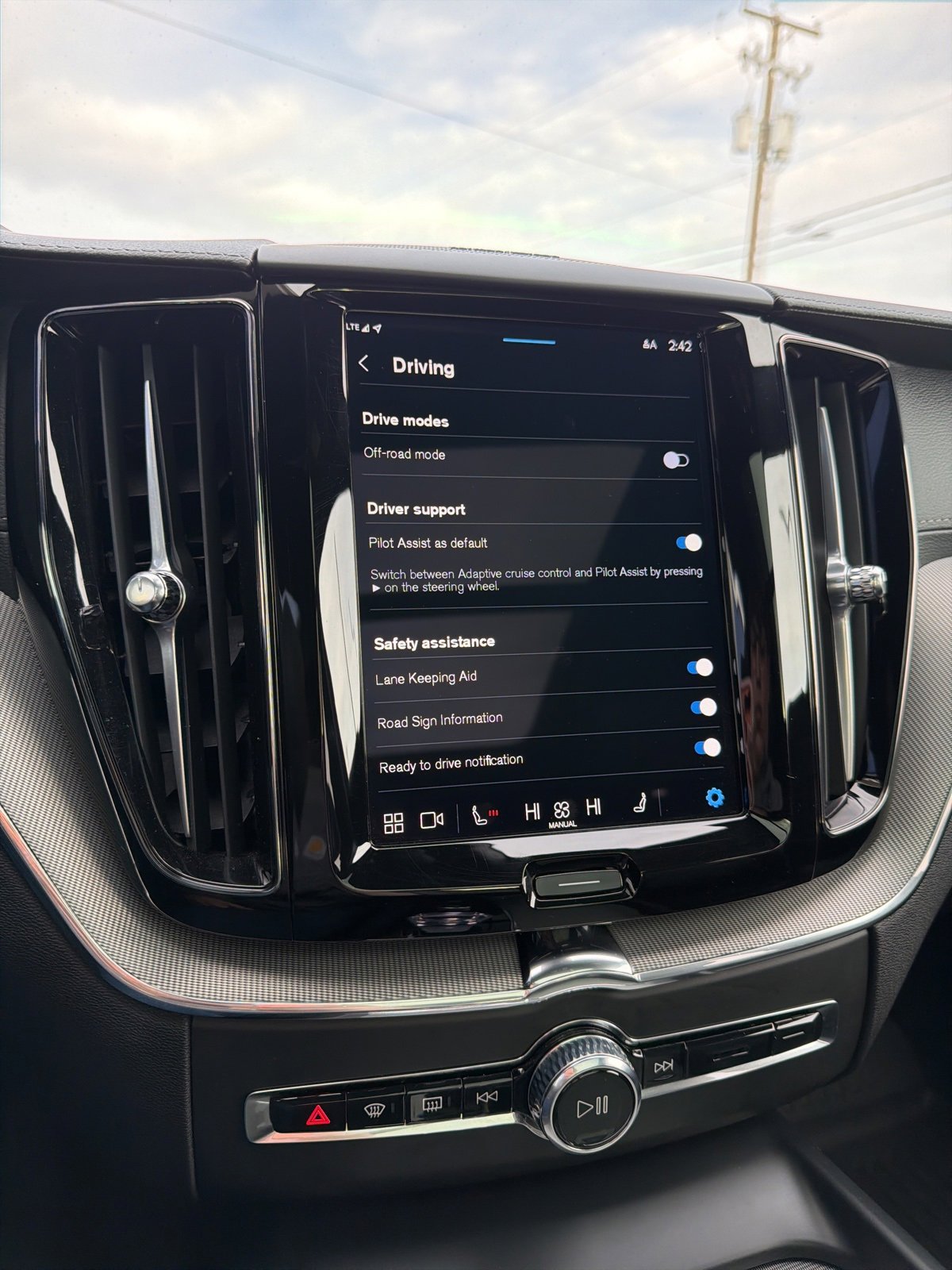 Used 2024 Volvo XC60 B5 Ultimate w/ Protection Package Premier image 23