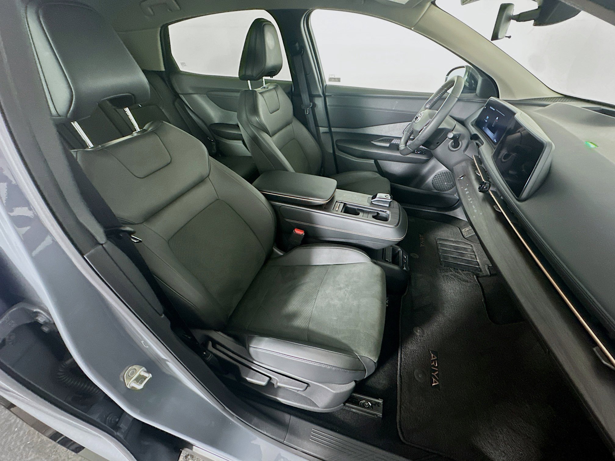 Used 2025 Nissan Ariya FWD image 30