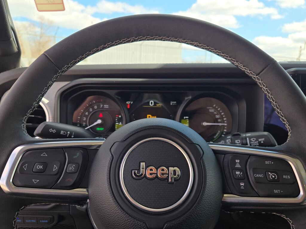 Used 2025 Jeep Wrangler Unlimited Sahara w/ Safety Group image 28