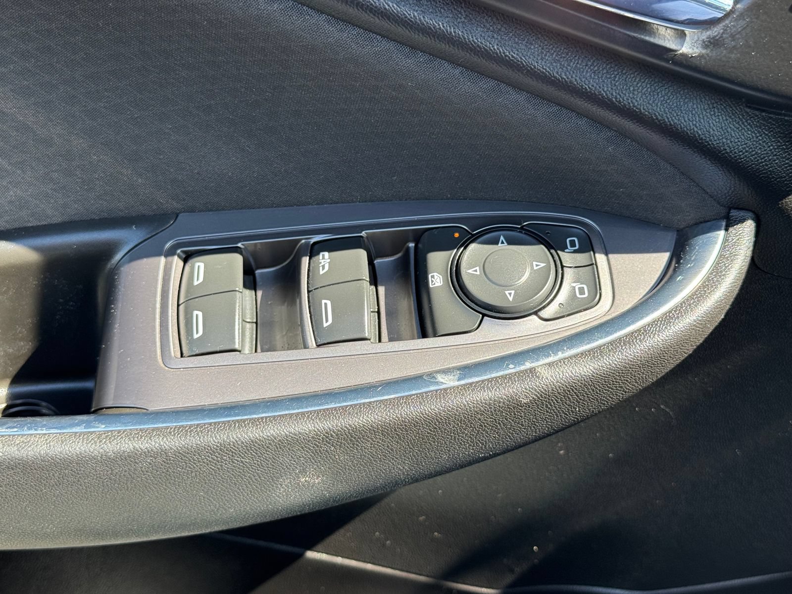 Used 2017 Chevrolet Malibu LT FWD image 12