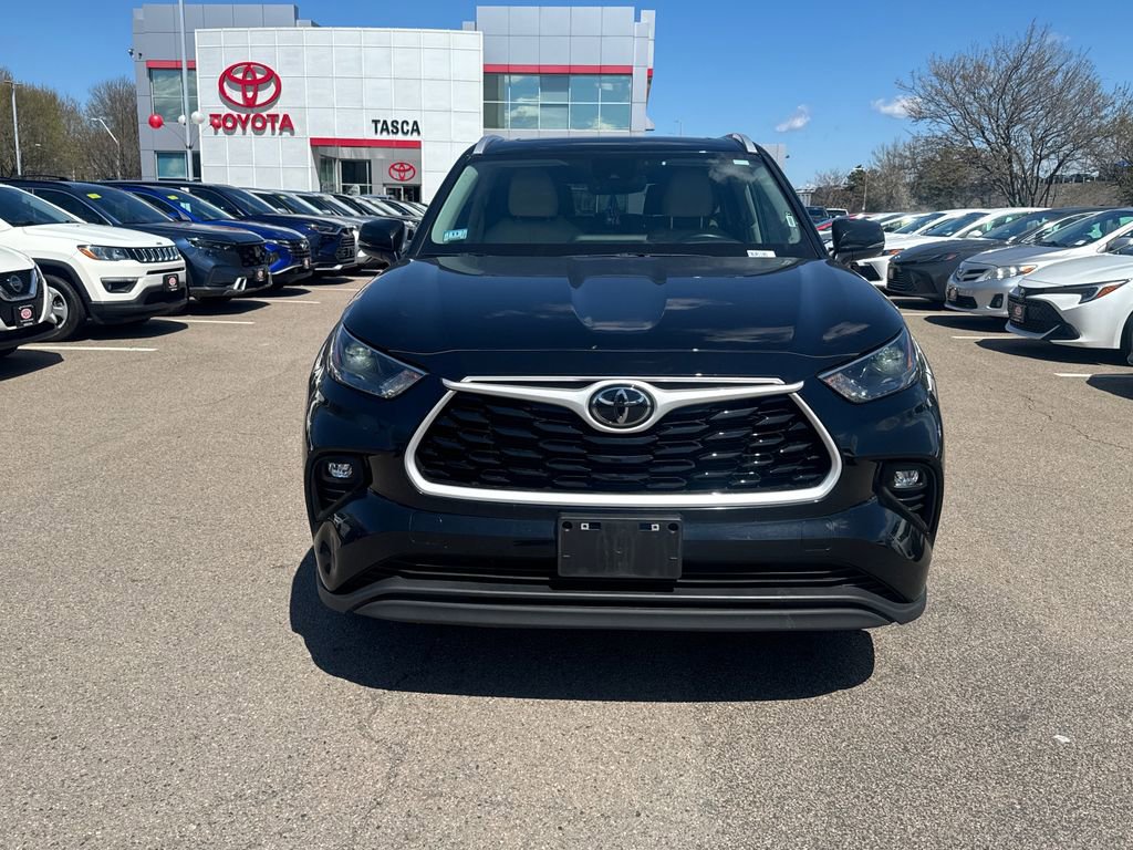 Used 2024 Toyota Highlander XLE AWD/4WD image 2