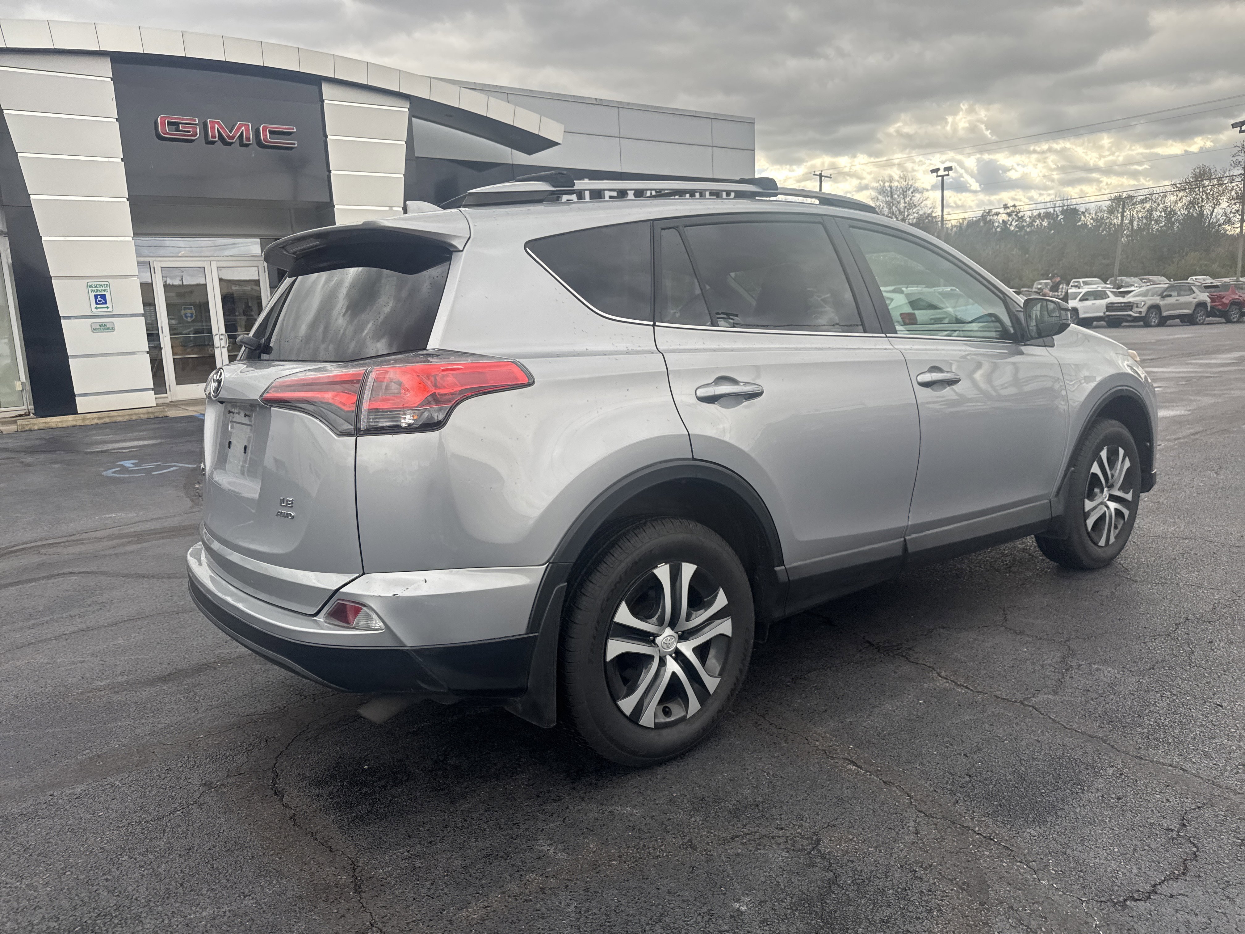 Used 2017 Toyota RAV4 LE video 3