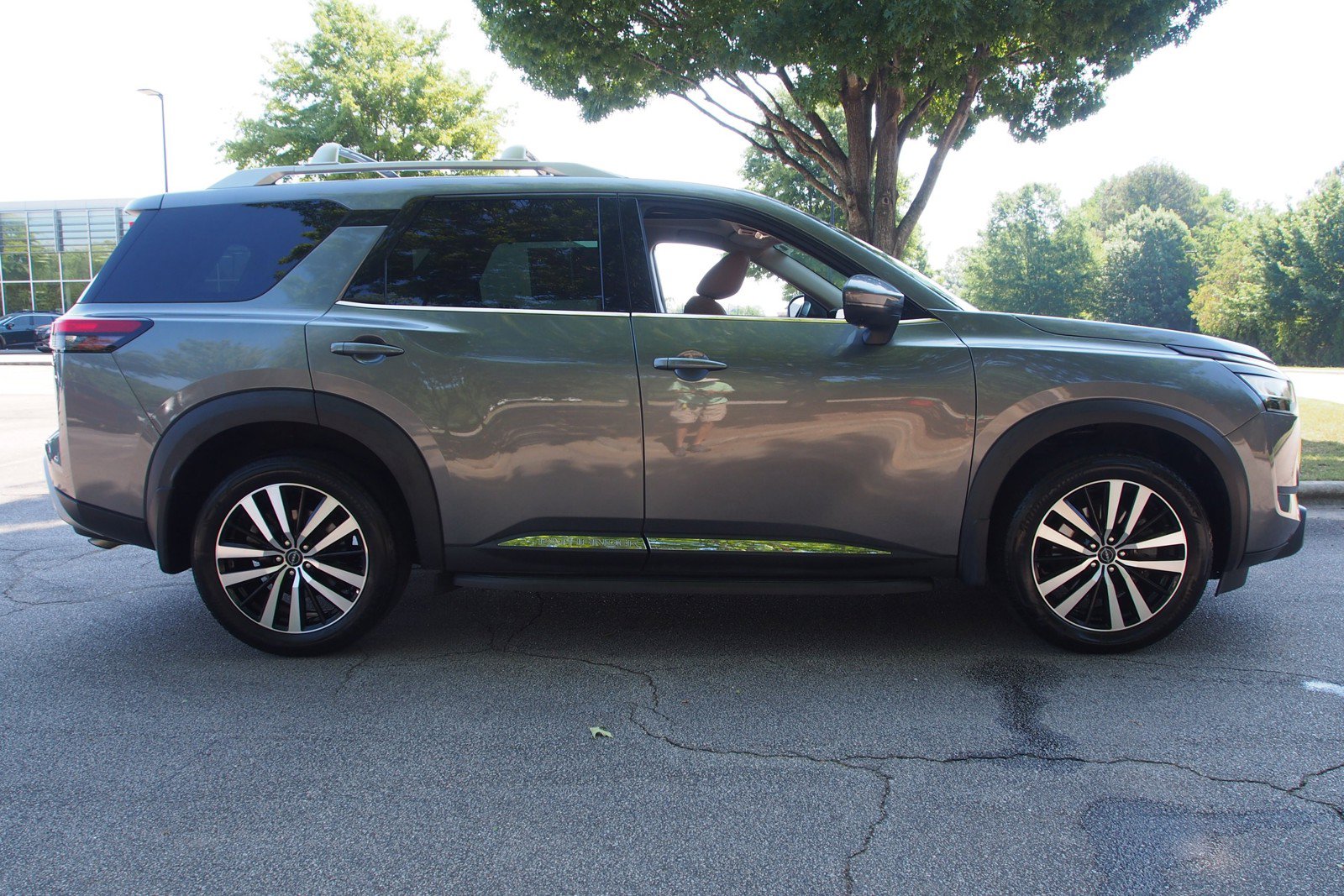 Used 2024 Nissan Pathfinder Platinum w/ Cargo Package FWD image 8
