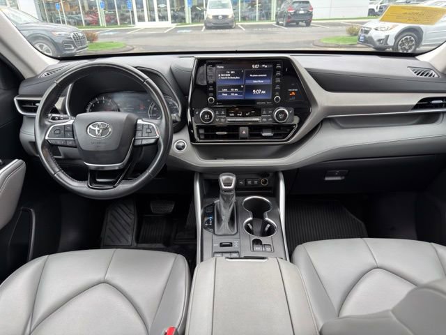 Used 2021 Toyota Highlander XLE image 28