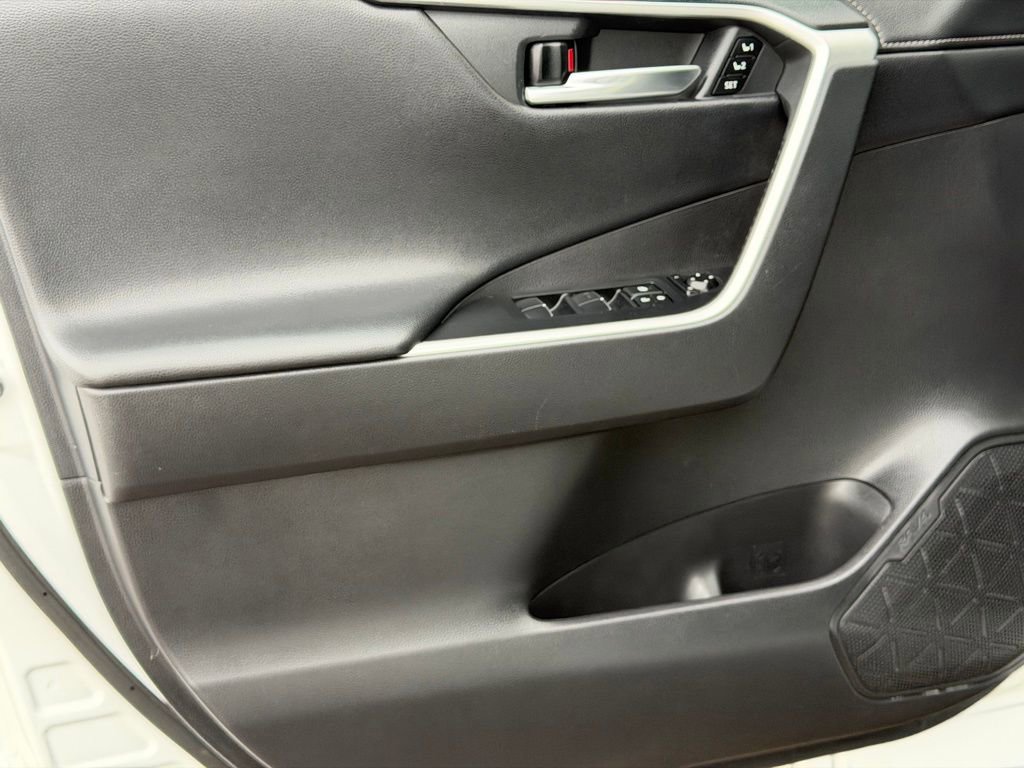 Used 2020 Toyota RAV4 Limited image 23