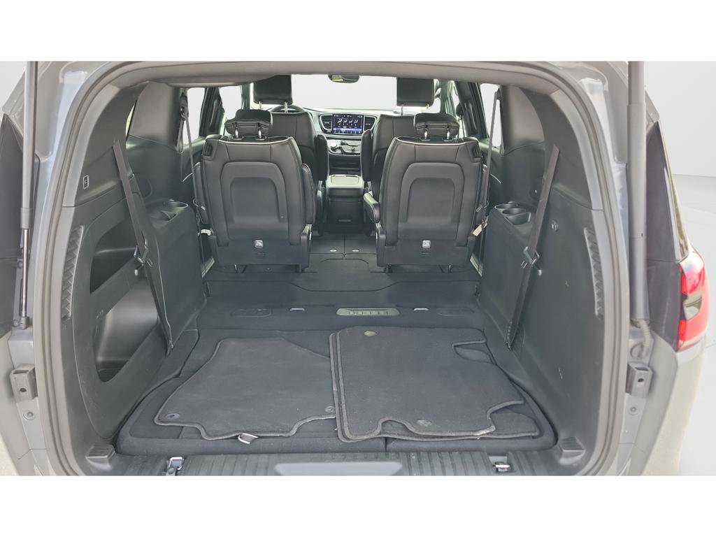 Used 2025 Chrysler Pacifica Limited image 12