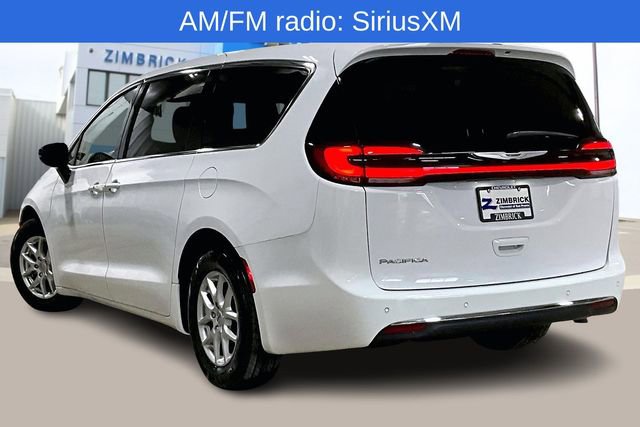 Used 2024 Chrysler Pacifica Touring-L image 4