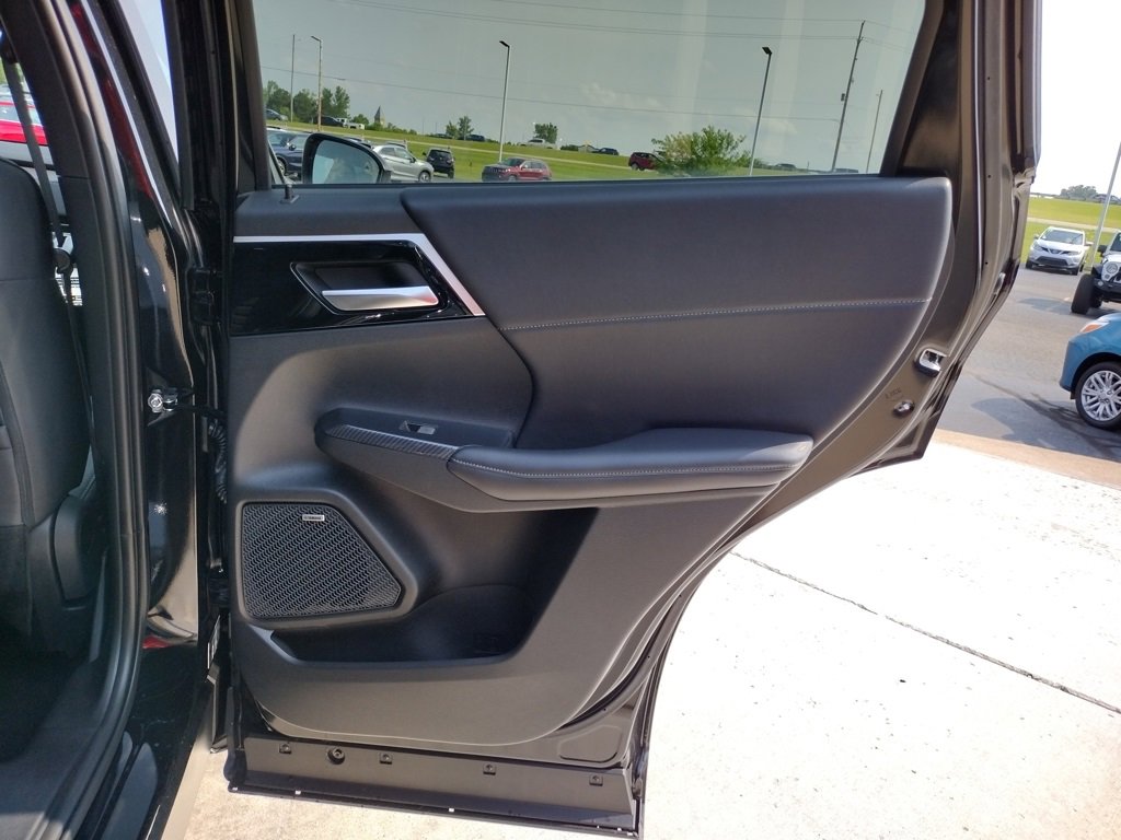 New 2025 Mitsubishi Outlander SE image 28