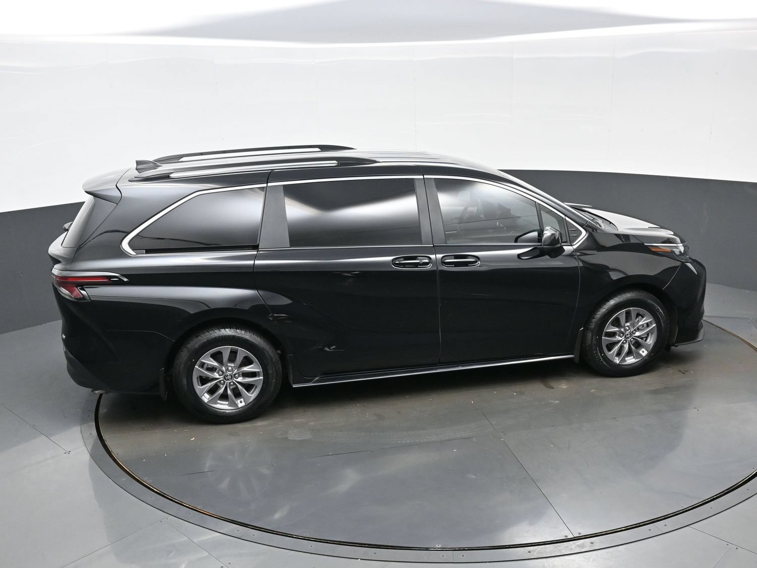 Used 2025 Toyota Sienna LE AWD/4WD image 42