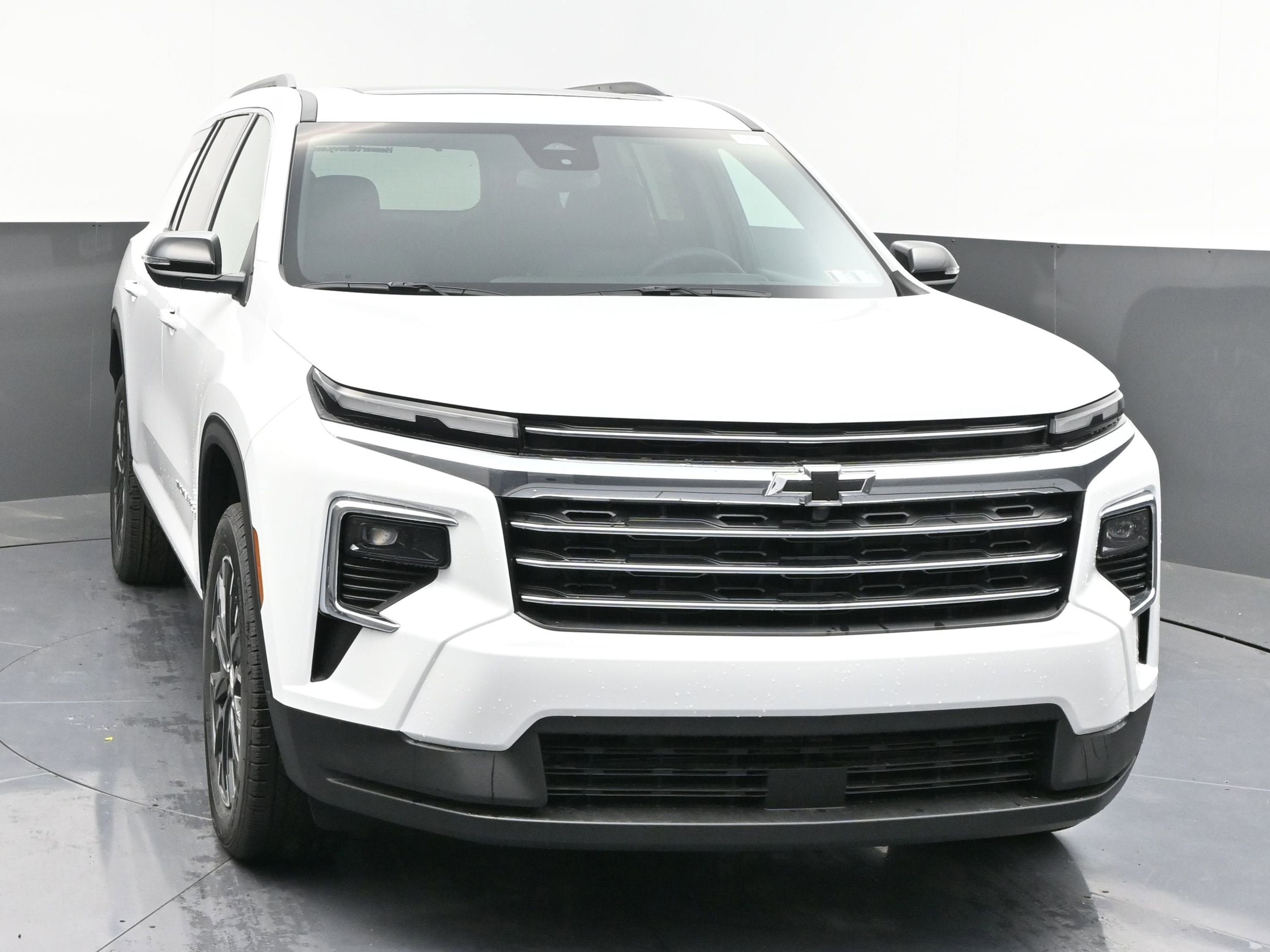 New 2026 Chevrolet Traverse LT w/ Sun and Wheel Package FWD image 2