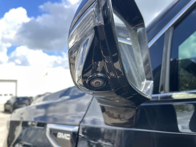 Used 2021 GMC Yukon XL Denali w/ Denali Premium Package AWD/4WD image 3