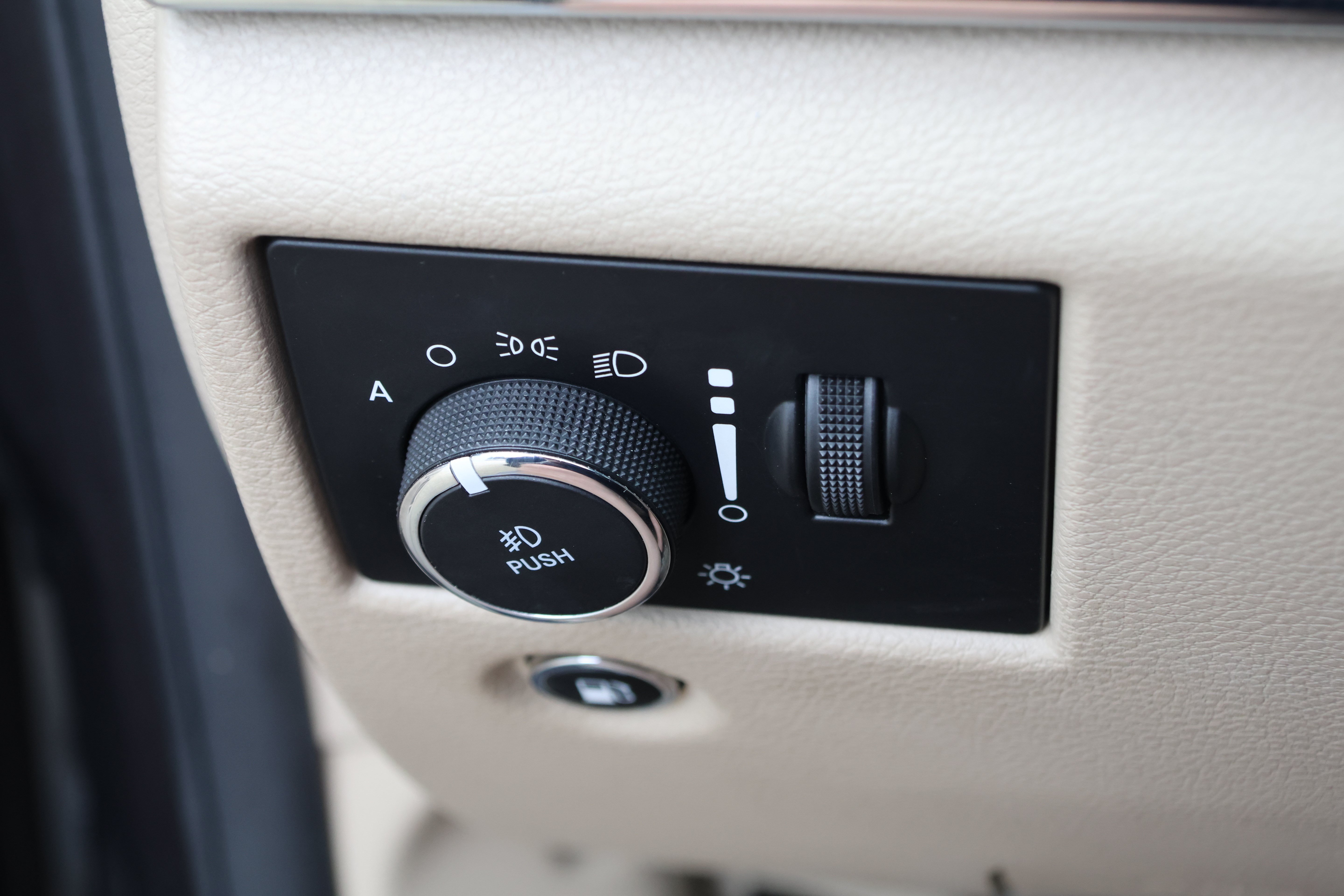 Used 2019 Jeep Grand Cherokee Overland AWD/4WD image 15