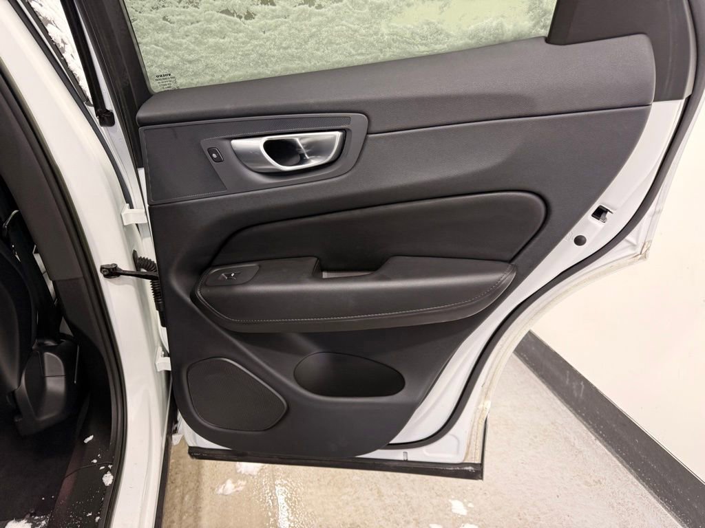 Used 2023 Volvo XC60 B5 Plus image 24