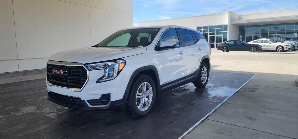 Used 2024 GMC Terrain SLE image 1