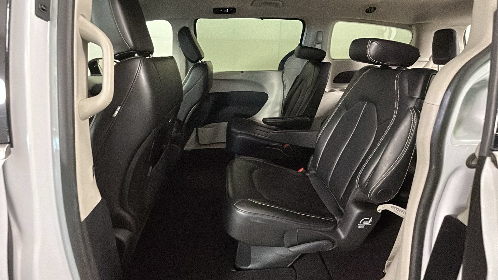 Used 2024 Chrysler Pacifica Touring-L FWD image 30