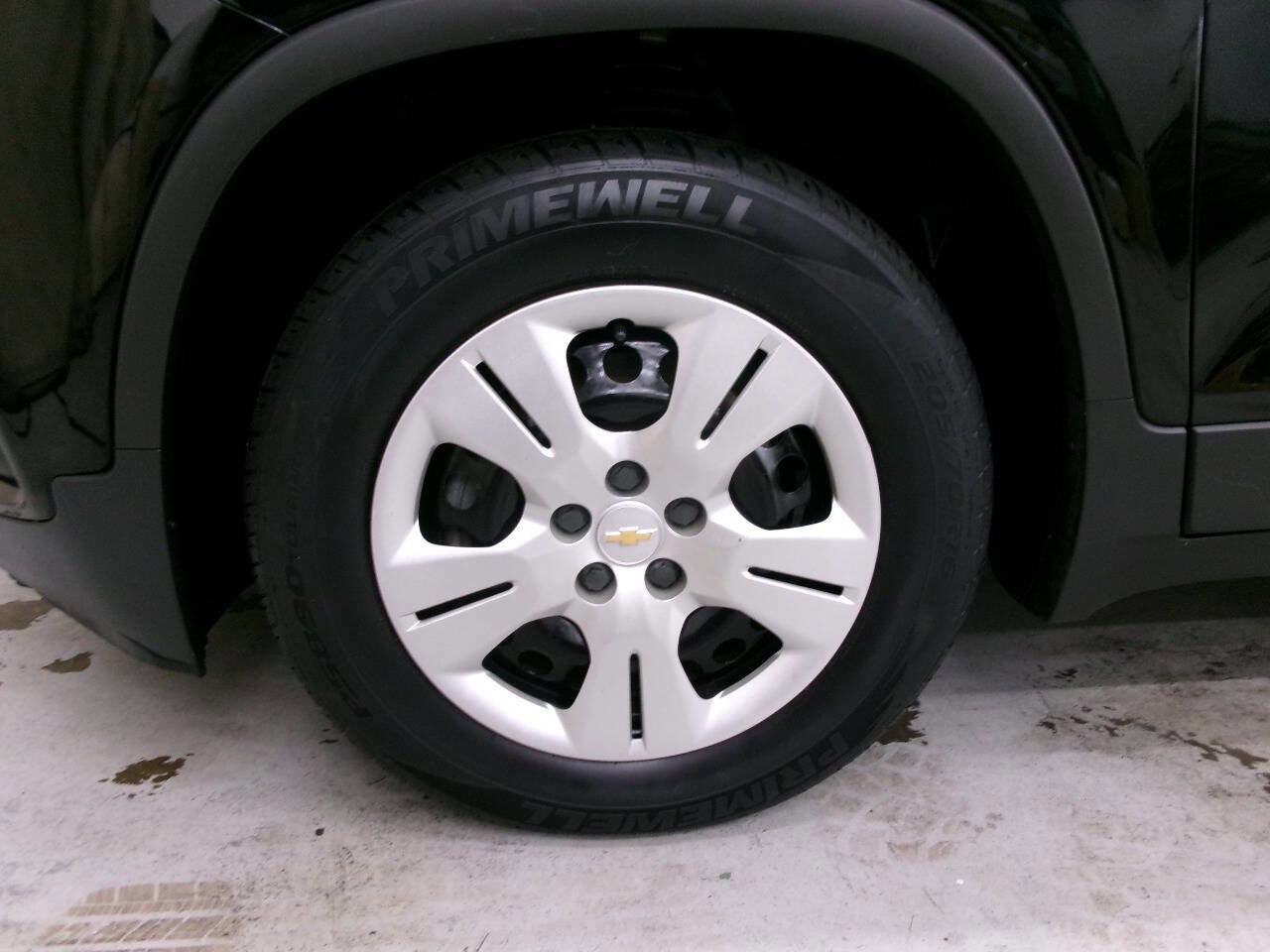 Used 2018 Chevrolet Trax LS image 2