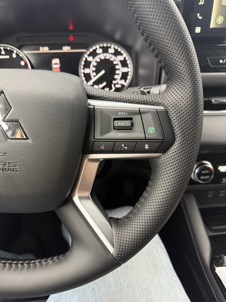 New 2025 Mitsubishi Outlander SE image 20